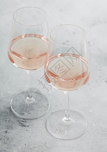 两杯粉红玫瑰自己制的夏日清酒在轻石背景上背景图片