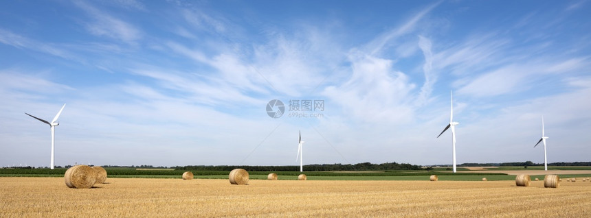 夏季蓝天下法国部分的风力涡轮机和图片