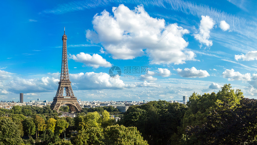 巴黎埃菲尔塔的全景在一个美丽的夏日法兰西图片