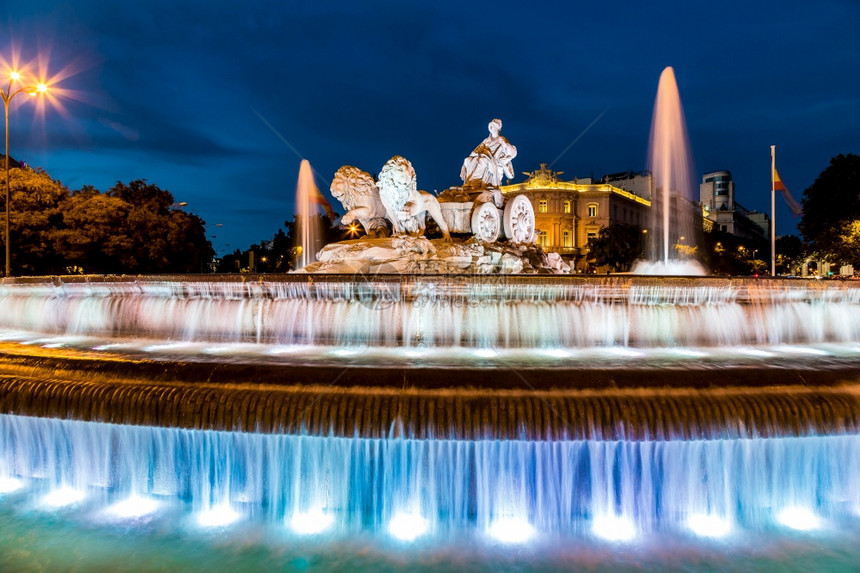 在一个美丽的夏日夜晚西班牙人疯狂地在广场上喷发图片