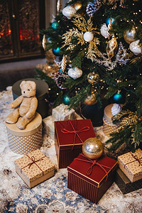 过年图画原创纵观装饰的圣诞树垂直图画上面有球和许多礼物在fir树下愉快的时刻和节日配有礼物的堆叠新年假日背景