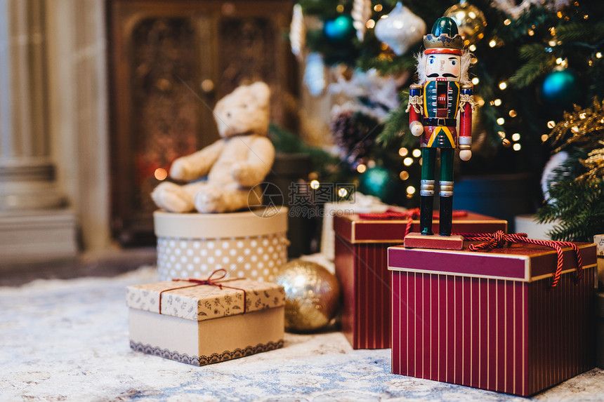 盛装的圣诞节或新年树的图片许多礼物与内地的手工制作物和fir树下的许多盒子季节假日冬季概念图片