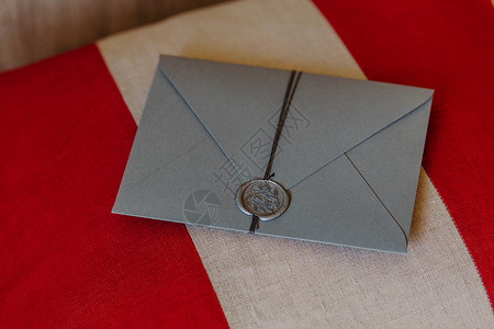 四月是你的谎言这个信封是给你的婚礼邀请卡在红白背景上装饰邀请信的概念背景