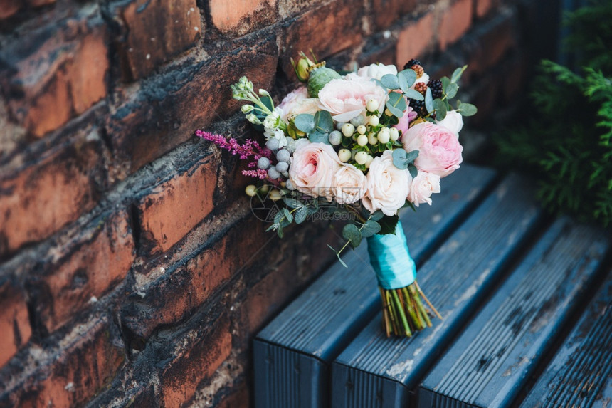 婚前装饰美丽的鲜花或新娘用砖墙围住的布束结婚配件未来已夫妇生活中的特别动图片