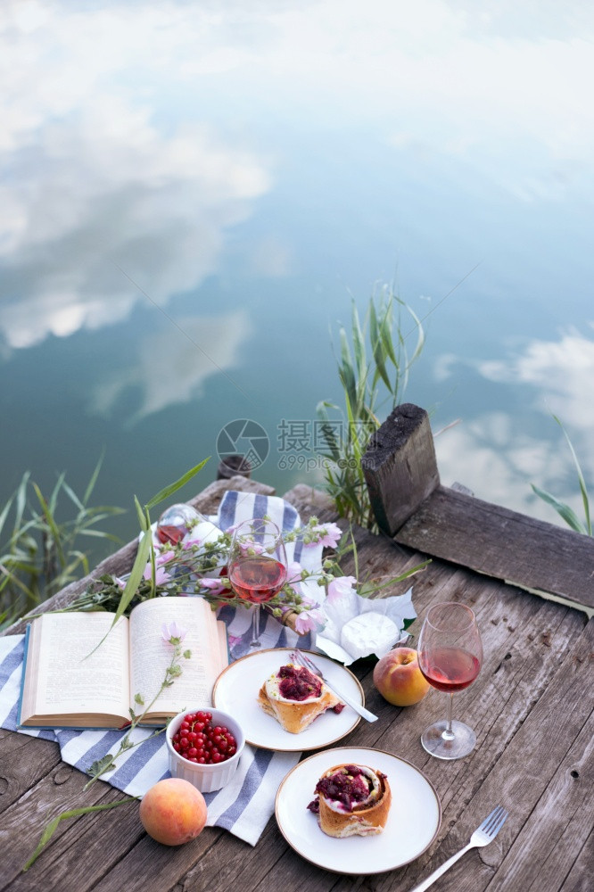 葡萄酒沙内巴酮桃子一本带湖景的书图片