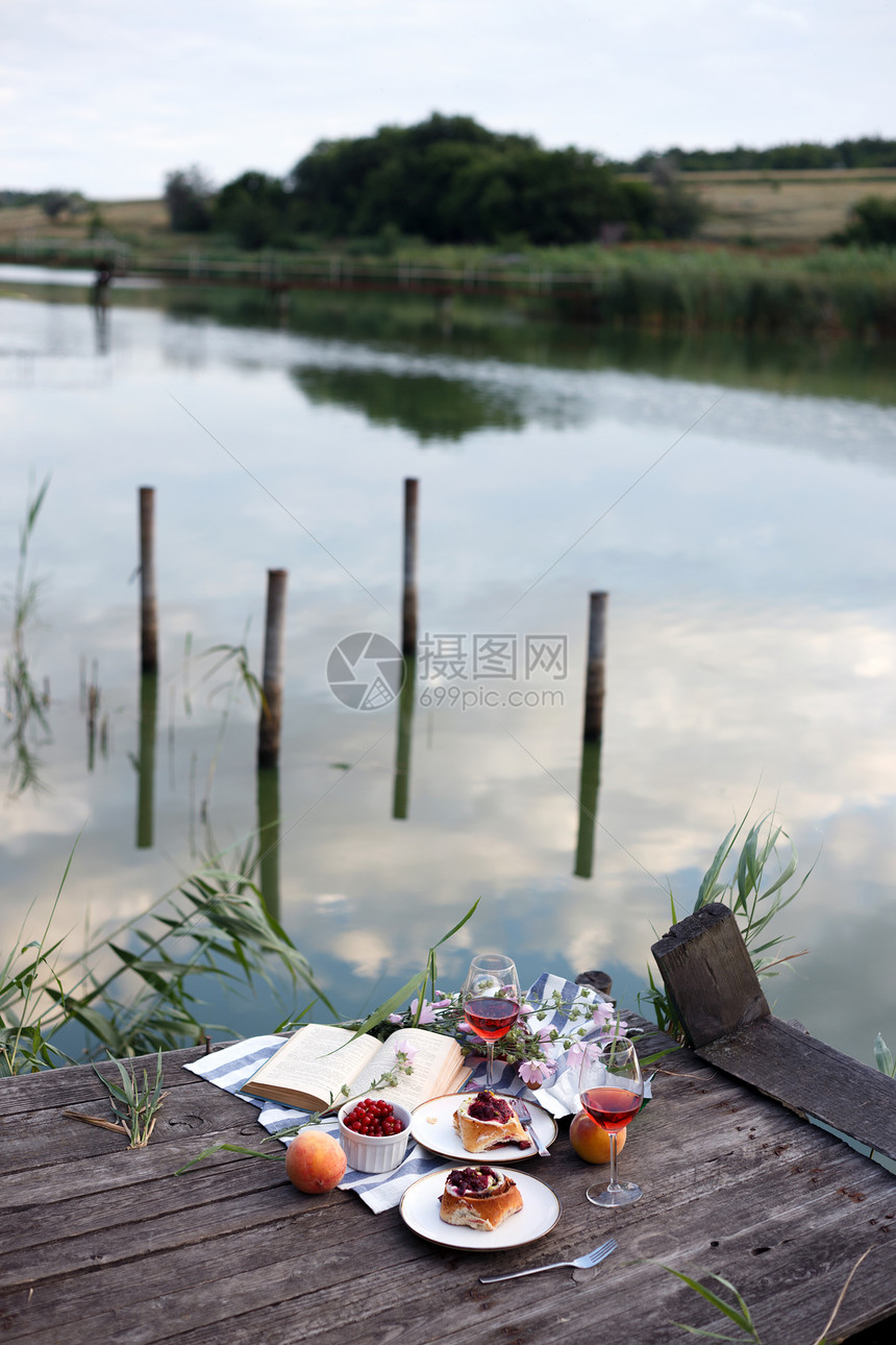 葡萄酒沙内巴酮桃子一本带湖景的书图片