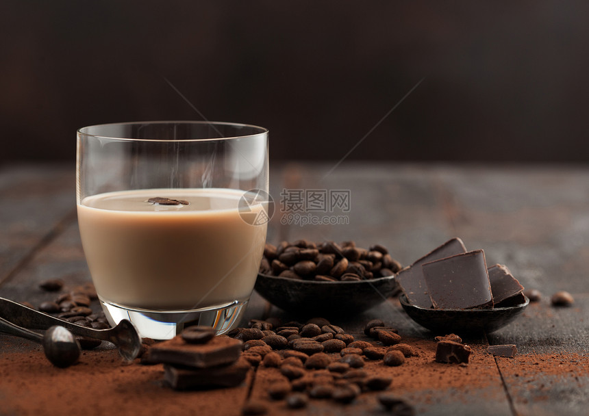 咖啡豆和巧克力粉末图片
