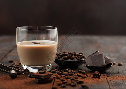 咖啡豆和巧克力粉末图片