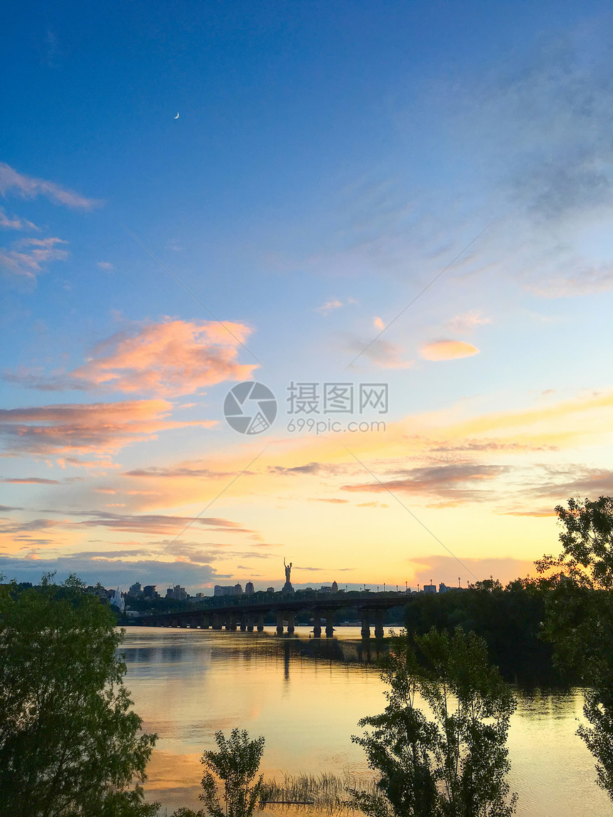 Dnipro河祖国纪念碑和帕顿桥的日落景色图片