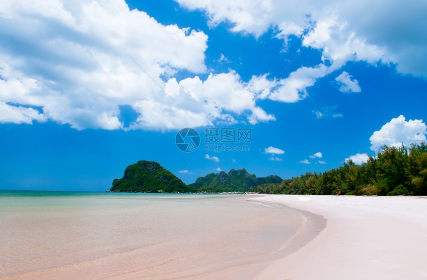 美丽宁静的热带岛屿白沙滩夏季有蓝天空和云彩海滩度假目的地图片