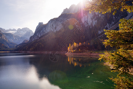 秋天美丽的风景山湖反射图片