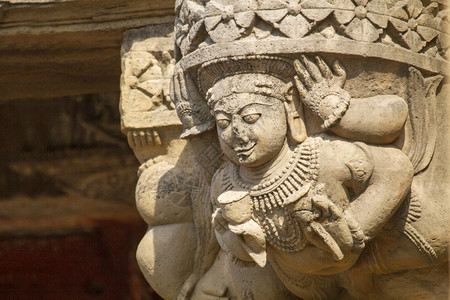 雕刻在奈尔坎特寺庙加布赫格里哈外的八角山16根柱子上美丽雕塑图片