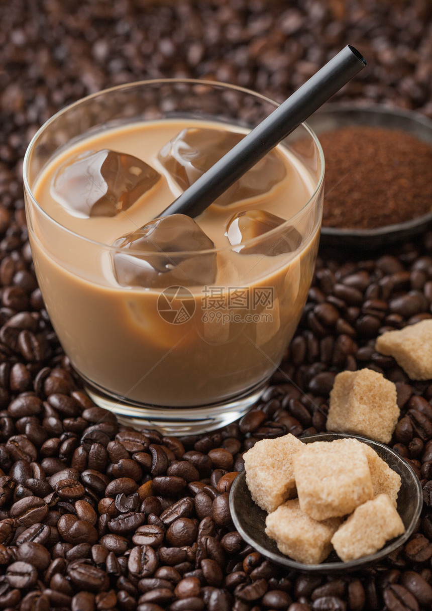 鲜生咖啡豆和加冰块的咖啡图片