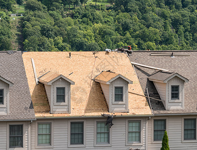 修理房顶小山村房顶承包商已经将所有旧瓷砖从市政楼屋顶上搬走然后用新的烟花取代背景