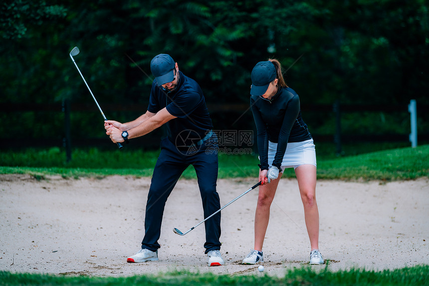 年轻女子与高尔夫教练习图片