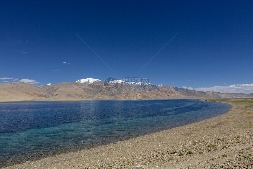 位于15280英尺高处的拉达赫三个高海拔湖泊中最小的图片