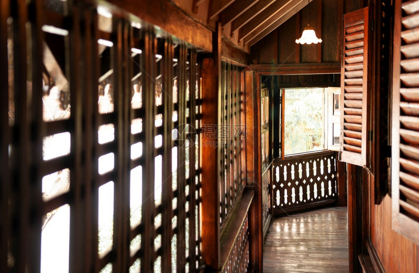 201年3月5日01年Chiangmthlnd空的日本古老房屋带有自然光和经典设计吊灯的木道走廊图片