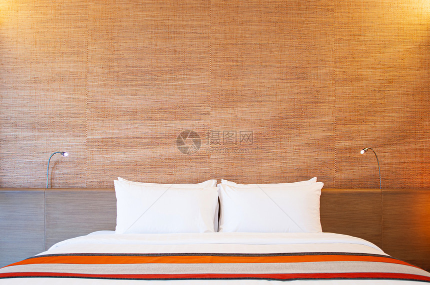 现代旅馆房间有白色干净的床单枕头和舒适的床有阅读灯招待和旅游业务图片