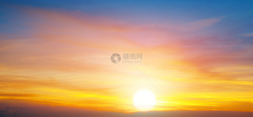 橙色天空的日出和云彩景象宽广照片图片