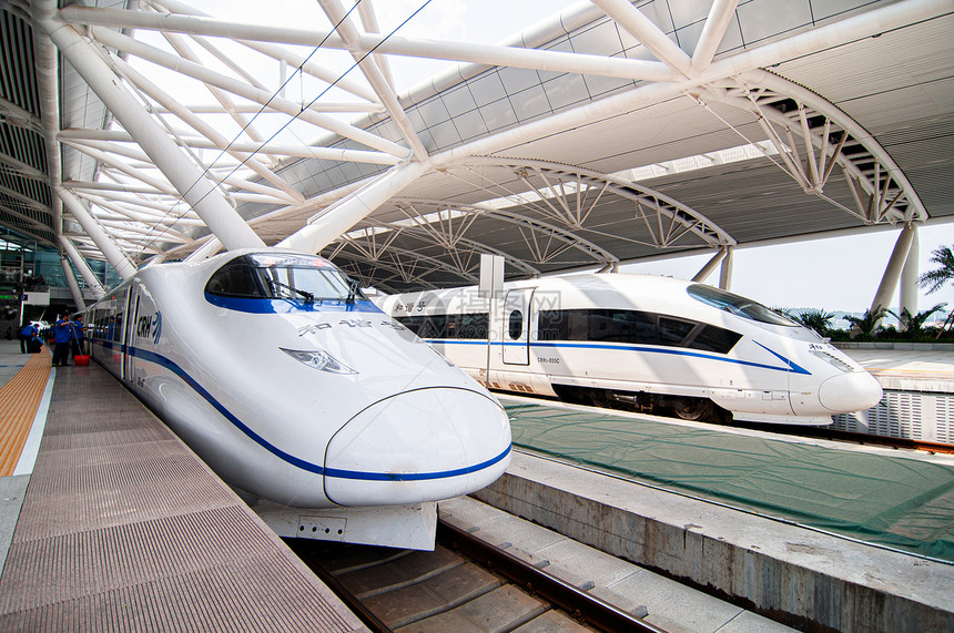 Crh2c型和r3高速列车等待在Changs站现代白色屋顶结构下出发图片