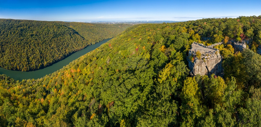 秋天在狭窄的木林峡谷欺骗河上向湖摩根镇方向的欺骗湖MorgantwvPanormfcpersperscktaeprkovethc图片