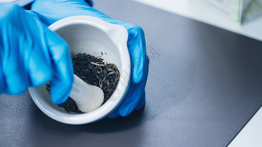 草药茶的质量控制农药存在测试实验室制茶样的技术员背景图片