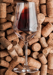各种葡萄酒瓶子上面的红色葡萄酒奢华杯子宏图片