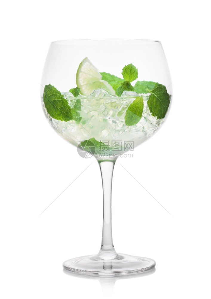一杯摩吉托夏季酒精鸡尾加冰块薄荷和白底的石灰图片