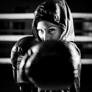 配拳手套和帽的女拳手肖像背景图片
