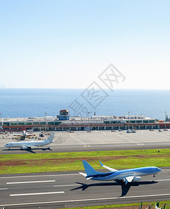 观察马德拉国际机场跑道上起飞的飞机图片