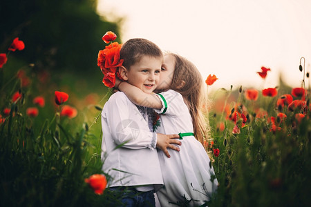 小男孩和女孩在田野里亲吻图片
