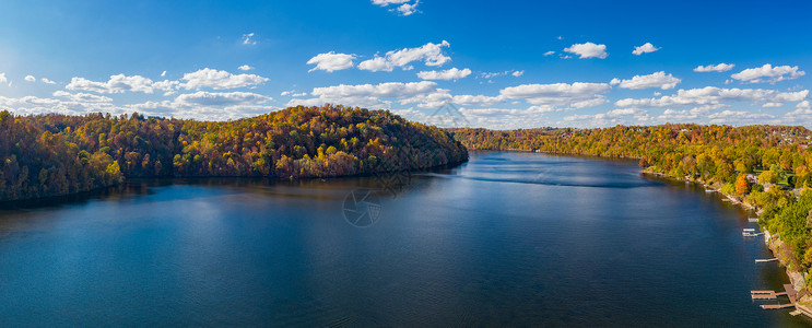 在西弗吉尼亚州摩根敦附近的i68号州际大桥上无人机俯瞰秋色环绕的奇普湖西弗吉尼亚州莫根敦市奇奇湖cheatlakemorgant美国高清图片素材