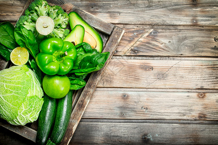 绿色食物新鲜有机蔬菜和水果木制背景图片