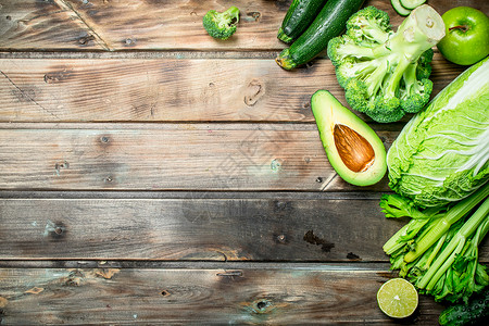 绿色食物有机水果和蔬菜木制背景图片
