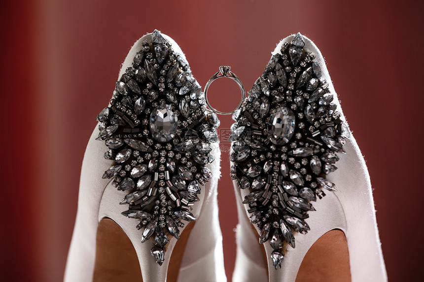 新娘的婚礼细节选择焦点婚鞋和戒双鞋的是黑暗背景选择焦点图片