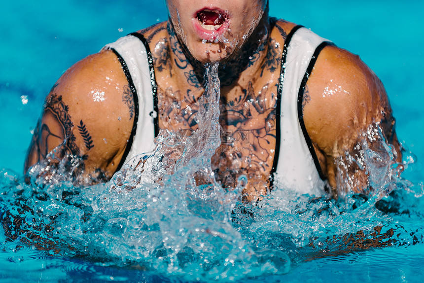 女有纹身在训练中游泳操胸图片
