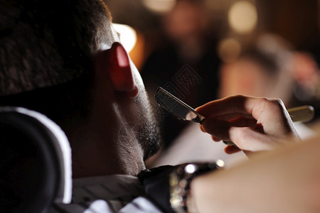 理发店刮胡子时的客户理发店剃胡子时的客户剃胡子时的客户理发店发型师高清图片素材