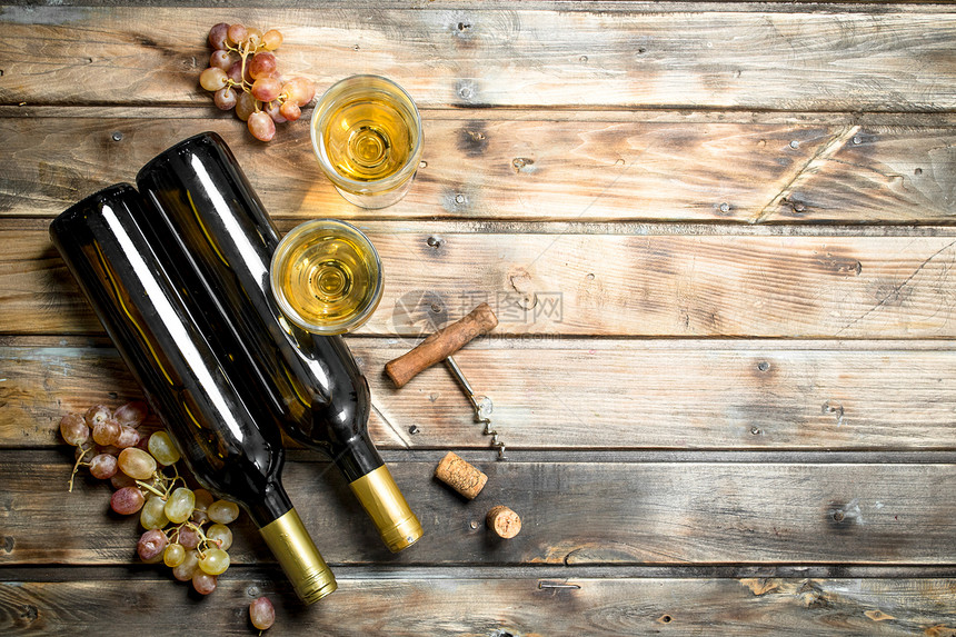 红酒背景白葡萄和新鲜枝木制背景白葡萄酒和新鲜枝图片