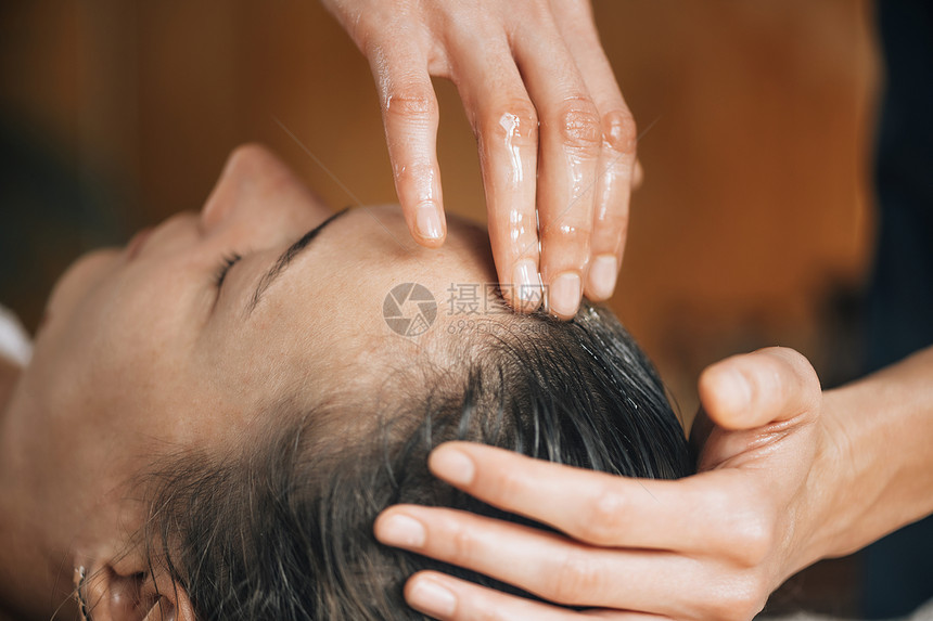 享受阿育吠陀油治疗健康头发的妇女阿育吠陀油治疗健康头发图片