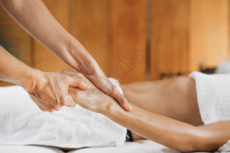 Ayurveda治疗师用乙醚油进行手臂按摩高清图片