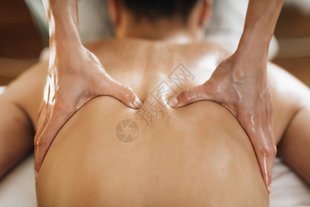 Ayurveda背部按摩配有芳香疗法基本油高清图片