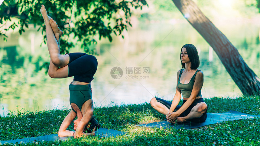 水边的瑜伽女人头台摆姿势图片