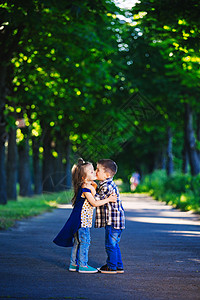 男孩和女孩爱户外亲吻图片