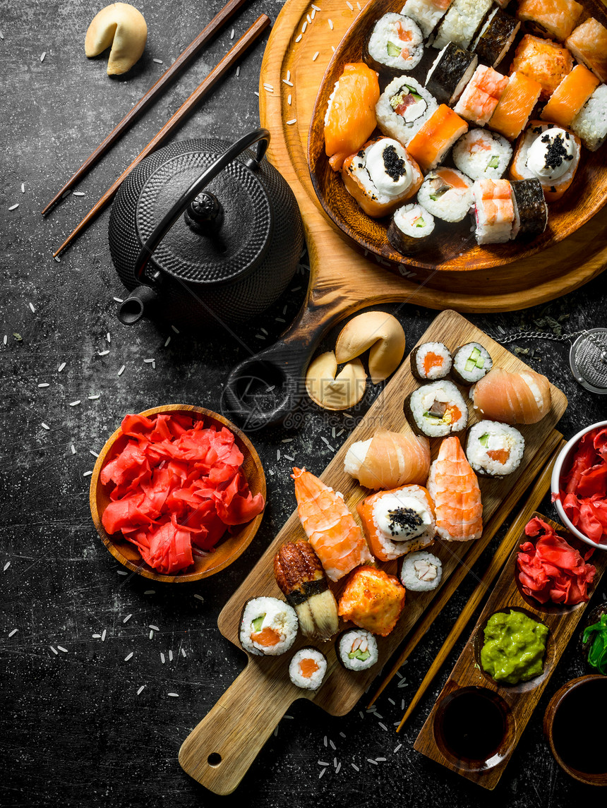 一种不同类的寿司和卷子在黑暗的生锈背景上一种不同类的寿司和卷子图片