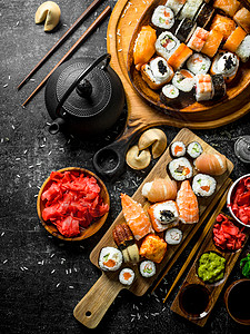 一种不同类的寿司和卷子在黑暗的生锈背景上一种不同类的寿司和卷子图片