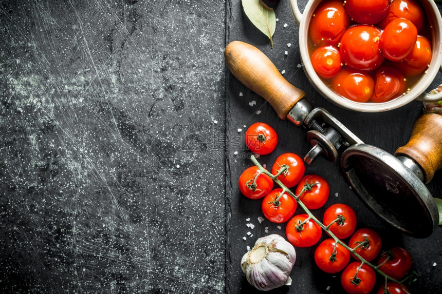 碗里的西红柿和一枝新鲜西红柿深黑的生锈背景西红柿图片
