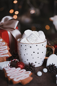 礼物姜饼和圣诞节装饰品图片