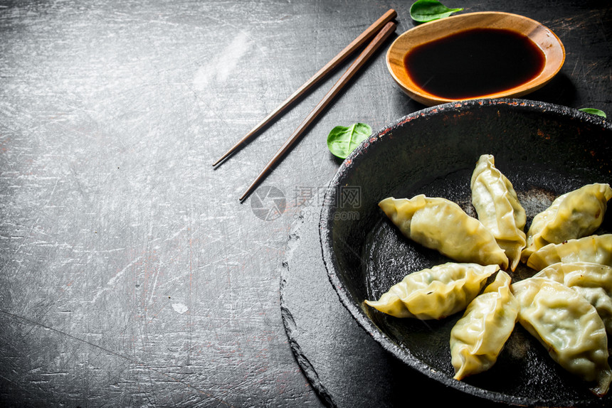 煎锅里有美味的煎饺图片