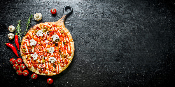 蔬菜比萨辣椒西红柿蘑菇和的比萨西红柿和蘑菇的比萨背景