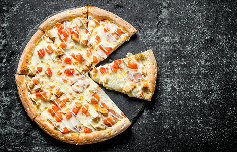 用鸡肉和芝士切片披萨用黑生锈背景切片披萨用鸡肉和奶酪切片图片